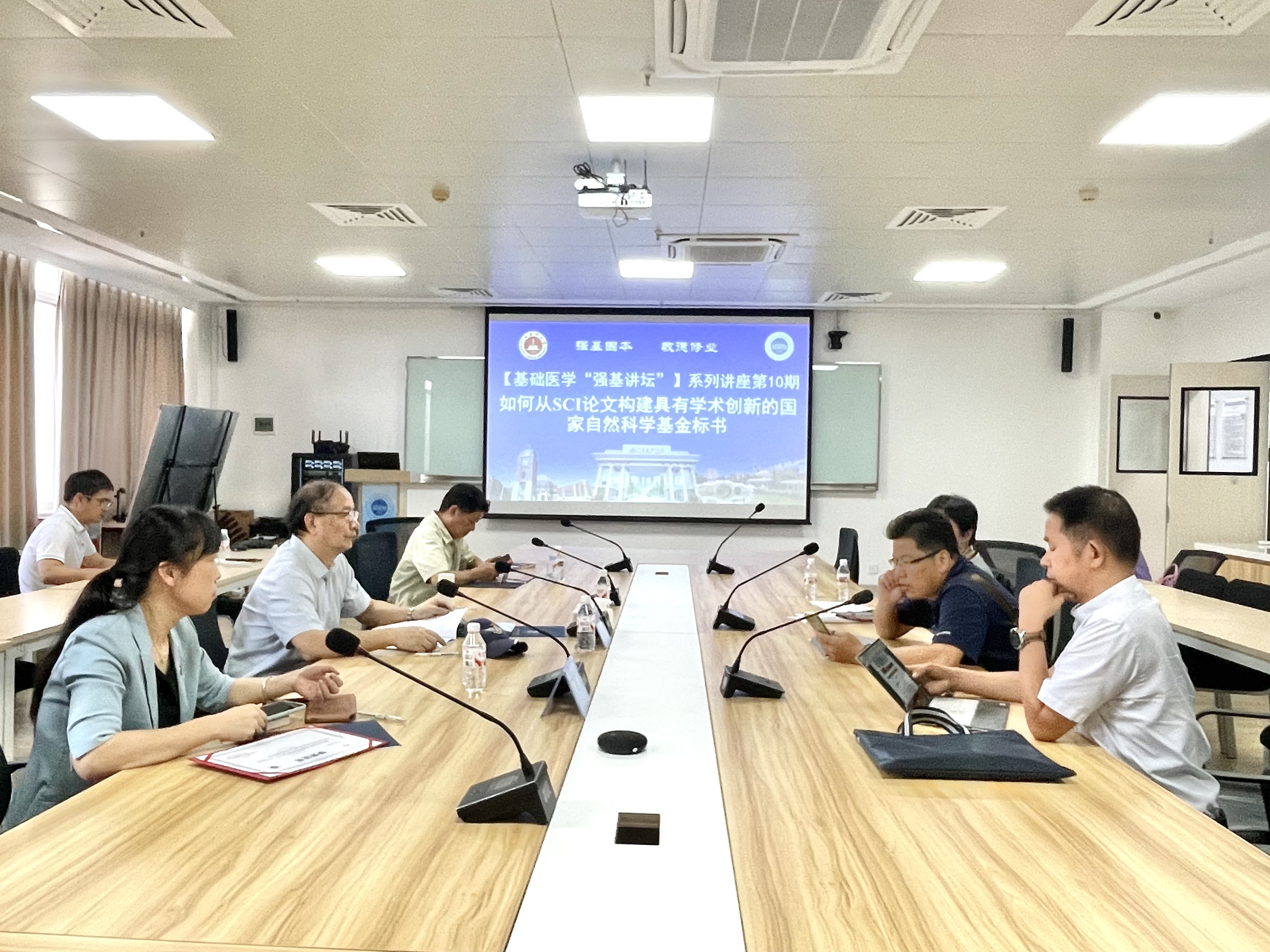 3-李继承教授为8x8x视频
教师基金申报书进行指导.jpg